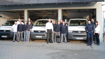 Team mit den Fahrzeugen